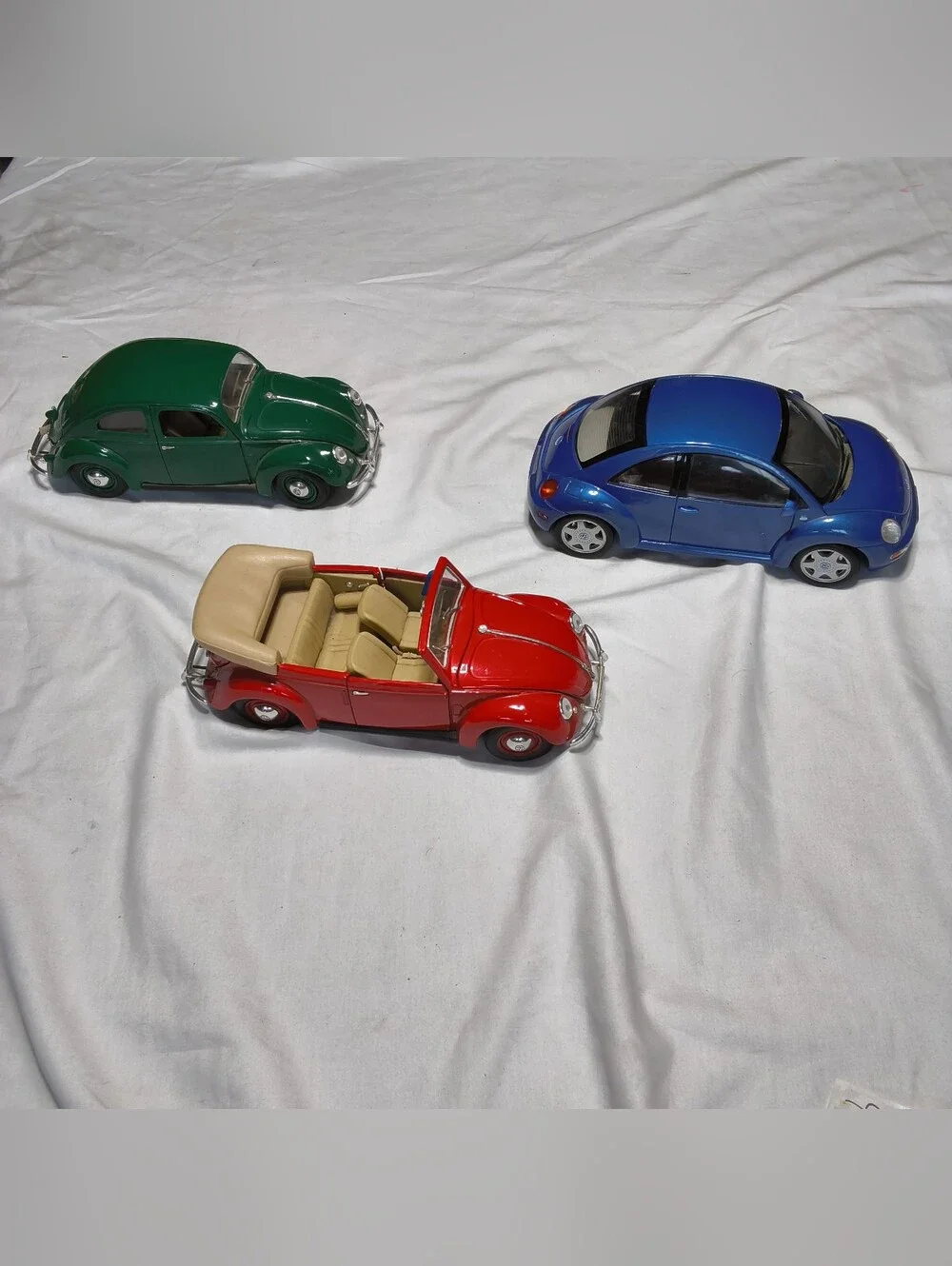 Lot of 3 Maisto 1:18 Volkswagen Beetle Models - Classic, Convertible, New Beetle